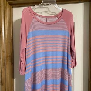 Women’s stretchy tunic top with pockets! XL Barely worn